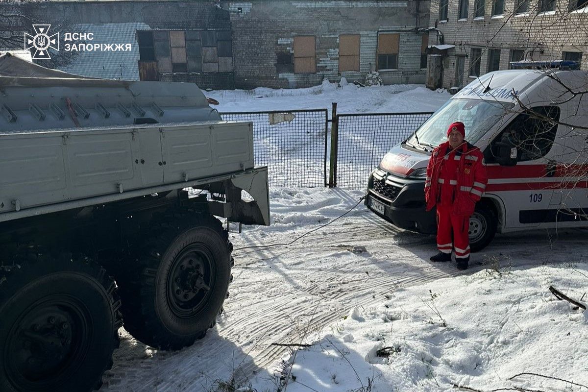 У Запоріжжі "швидка" з пацієнткою застрягла на слизькій дорозі (фото)