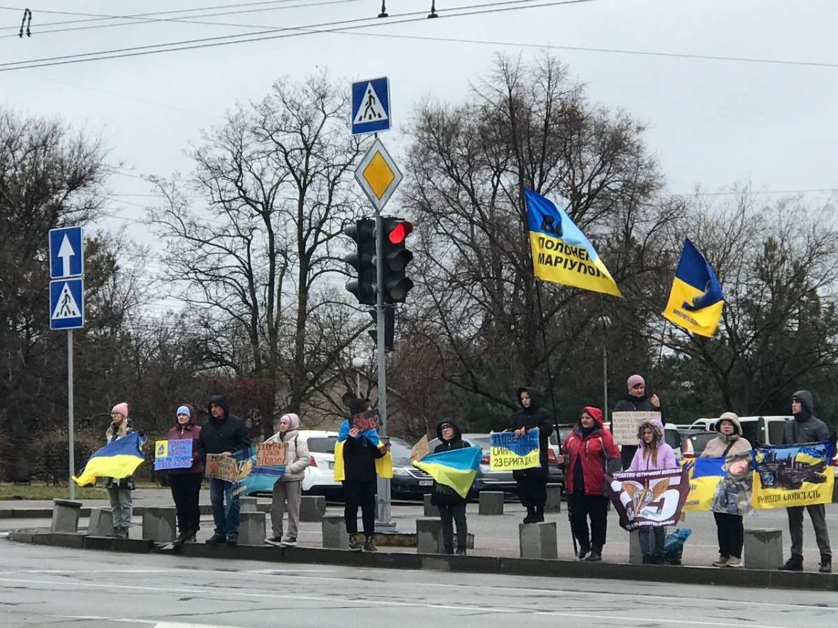 “Нас не зупинять ні сніг, ні дощ” - у Запоріжжі рідні військовополонених вимагали повернути героїв додому