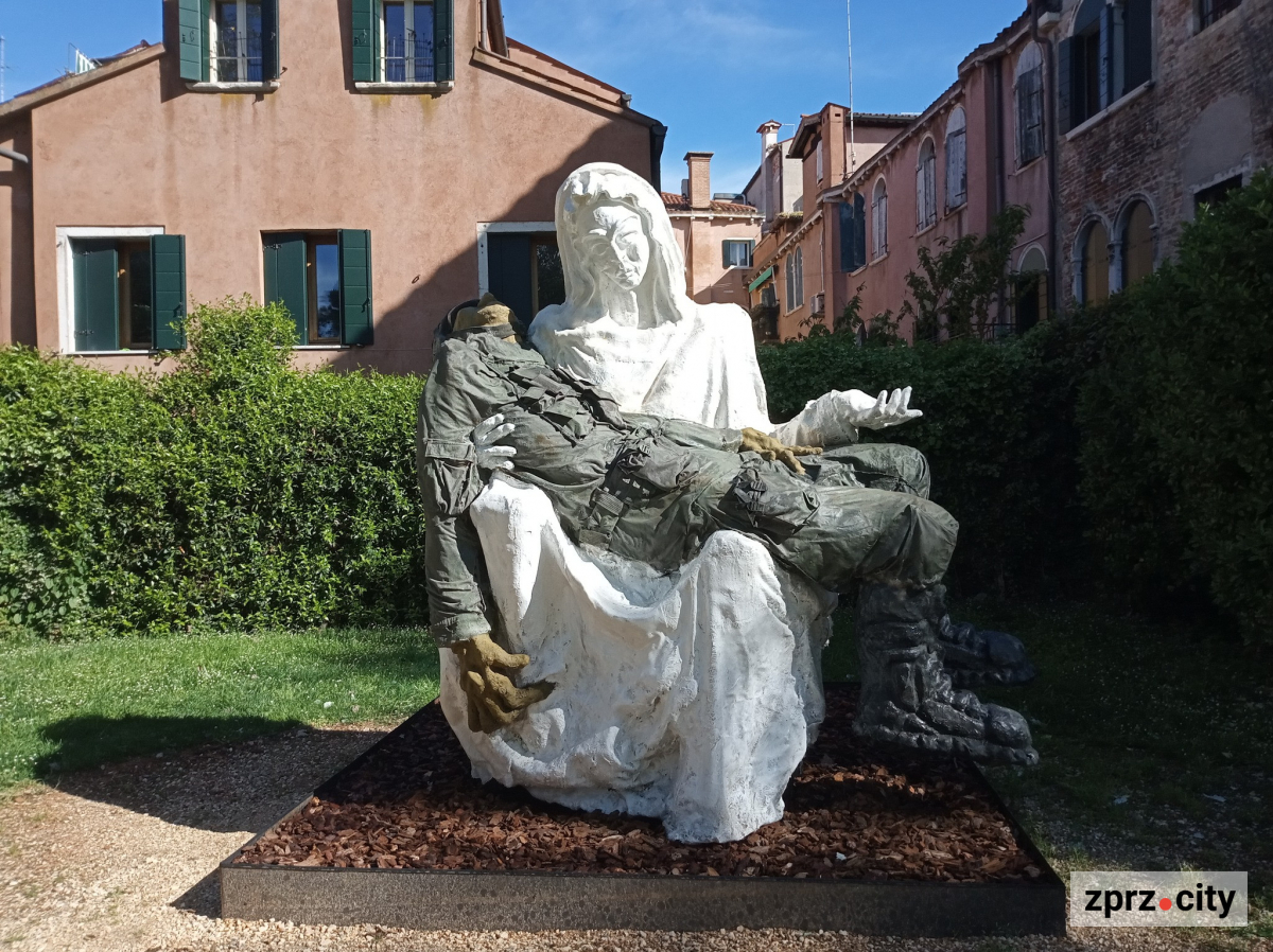 Запоріжанка побувала у парку незвичайних скульптур у Венеції - фото