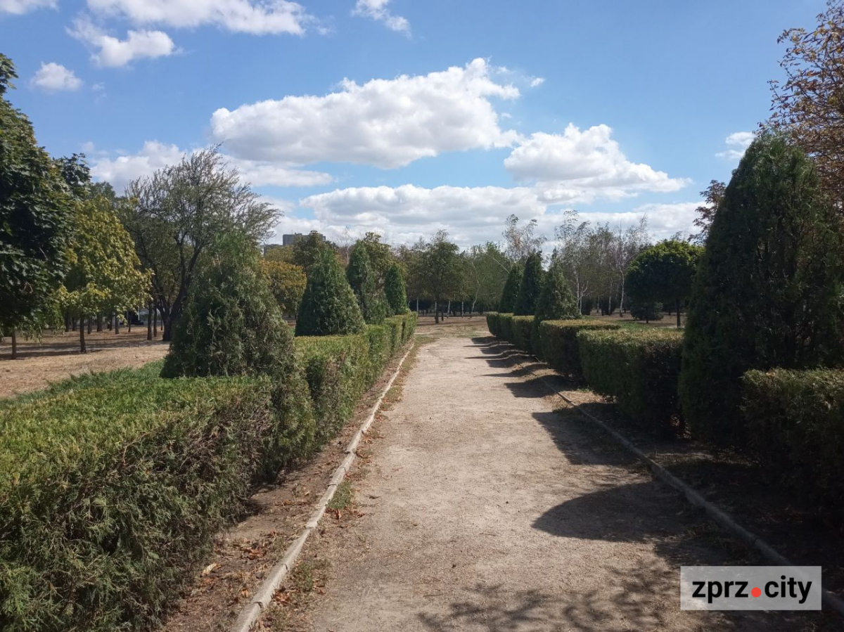 У запорізькому парку "попрацювали" вандали - фото