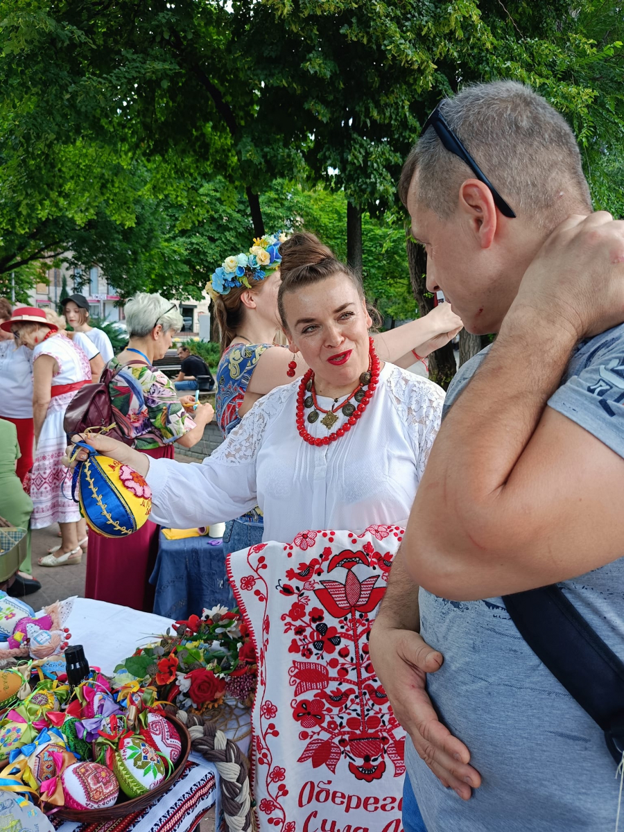 Запорізькі берегині влаштували патріотичну виставку у центрі міста - фото