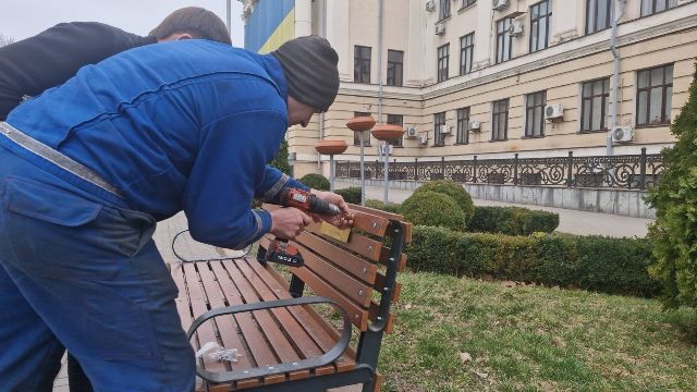 «Тут міг сидіти той, хто віддав за нас своє життя»: в центрі Запоріжжя на лавах встановили пам’ятні таблички (фото, відео)