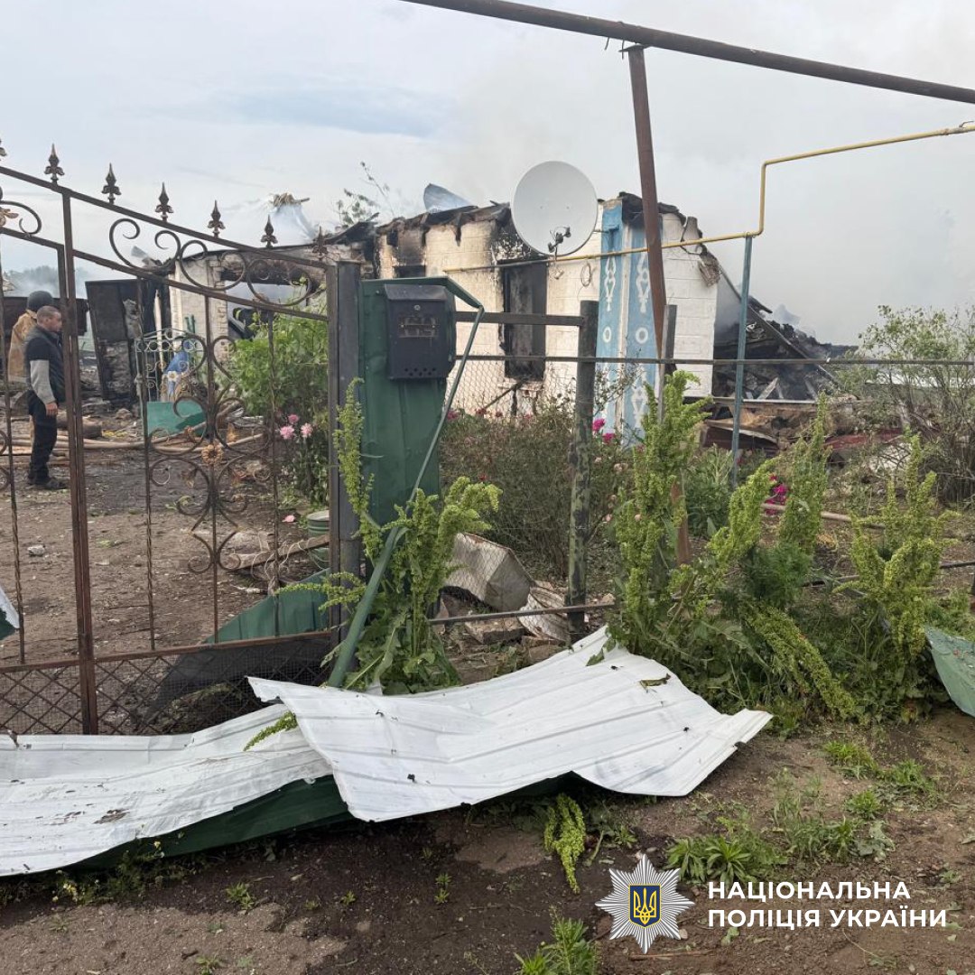 На Запоріжжі російські війська вдарили КАБами по селищу - постраждали чоловік та жінка (фото)
