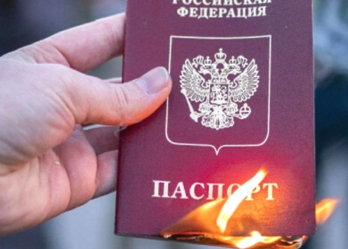 Рвуть українські паспорти: як на окупованій Мелітопольщині змушують брати російські паспорти