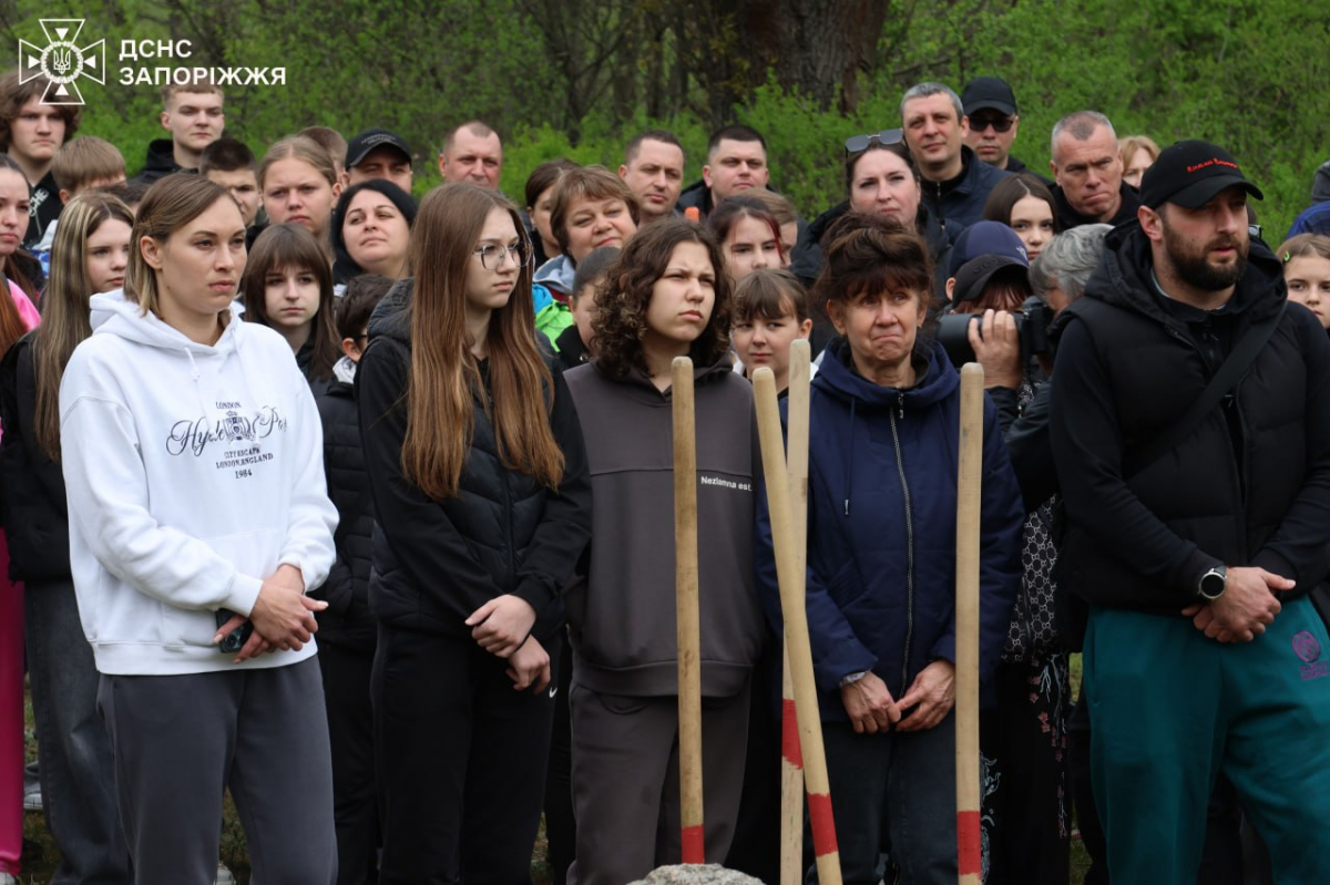 У День довкілля в парку на Хортиці посадили понад сто молодих дубків - фото