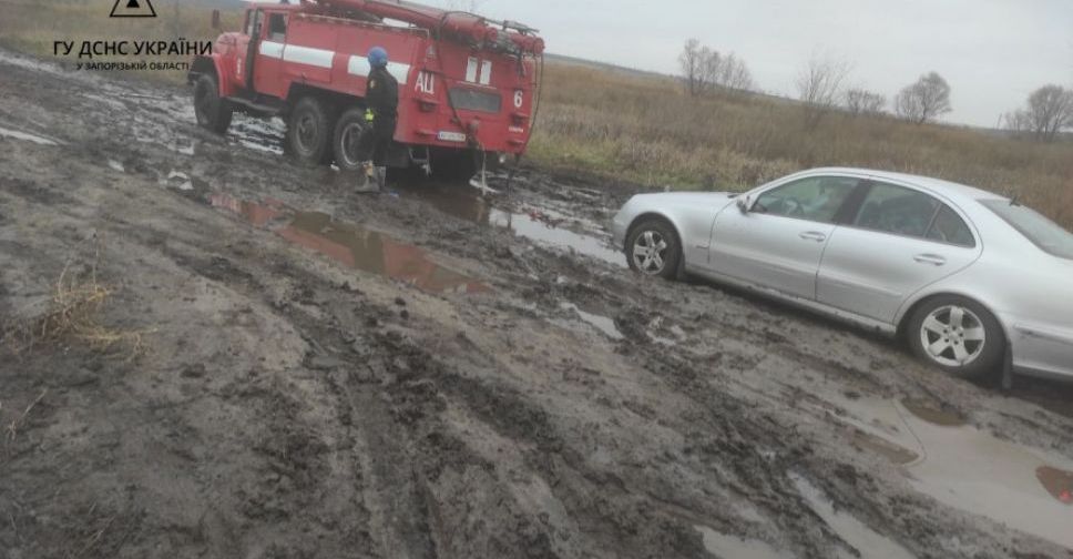 У Запорізькій області через зливи розмило "Дорогу життя", якою люди виїжджали з окупації - відео