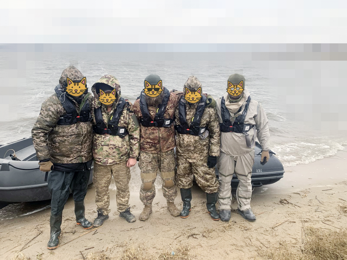 Захист на воді - Метінвест передав морським піхотинцям 500 рятувальних жилетів