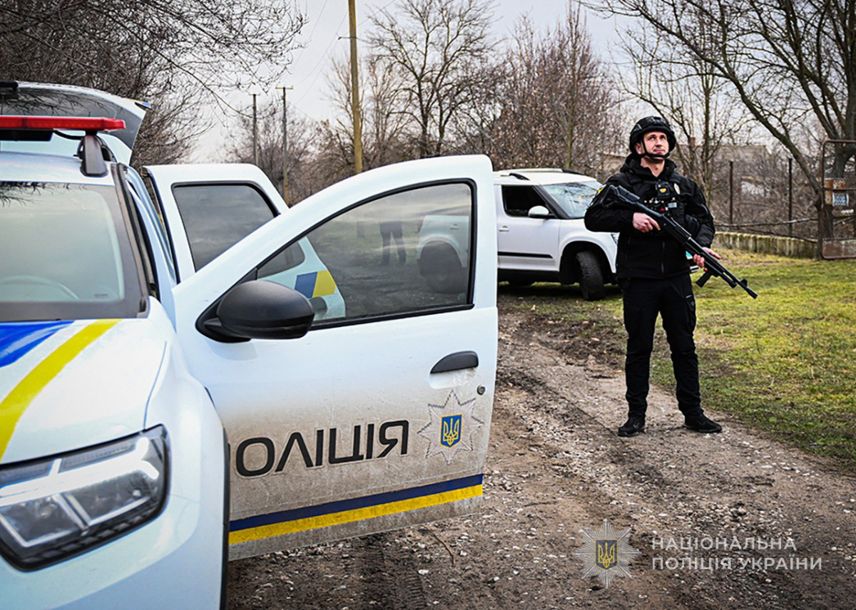 Запорізький поліцейський вистежує ворожі дрони під час евакуації у Юрківці