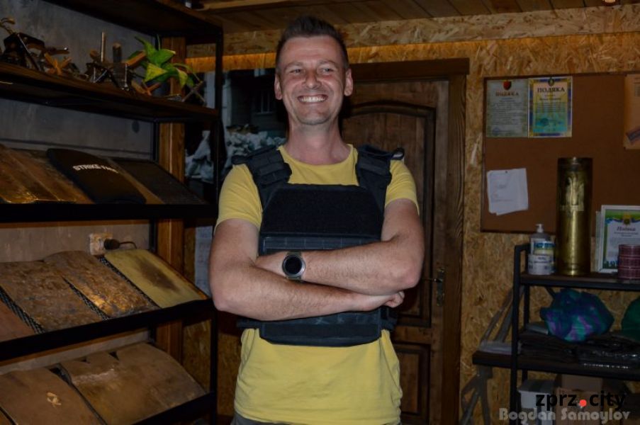 Запорізькі волонтери розробили компактний "літній” бронежилет для українських захисників