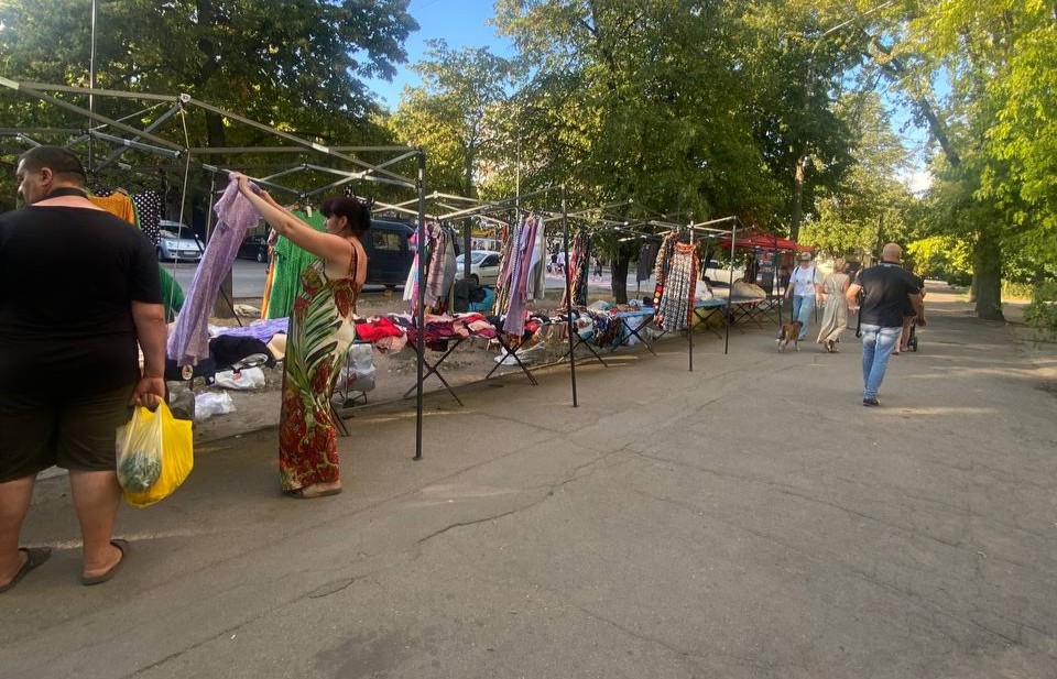 Підприємці перетворили вулицю на ринок – у Запоріжжі мешканці району поскаржились на стихійну торгівлю