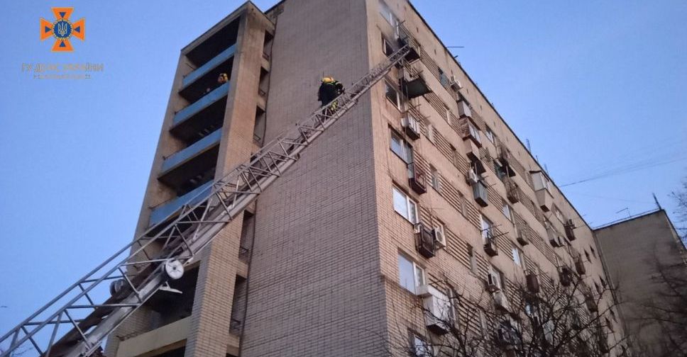 Під час гасіння пожежі у запорізькій багатоповерхівці рятувальники вивели на свіже повітря 5 людей  - фото