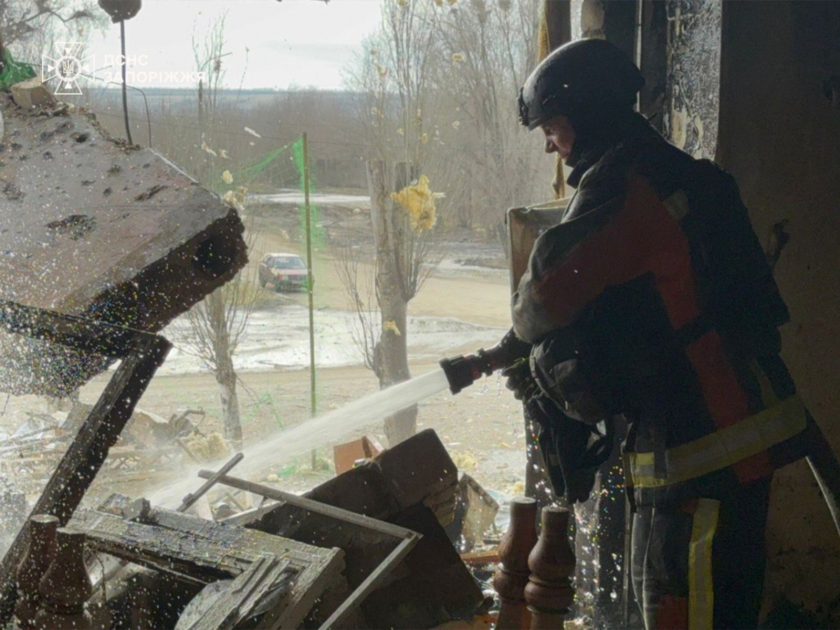 Бомби - на будинки, дрон - по заправці: росіяни атакують Запорізьку область (фото) 