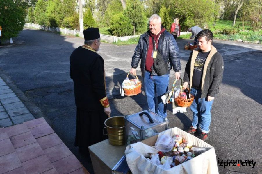 Запоріжці на Великдень йдуть до храмів слухати Боже слово та святити пасхальну їжу