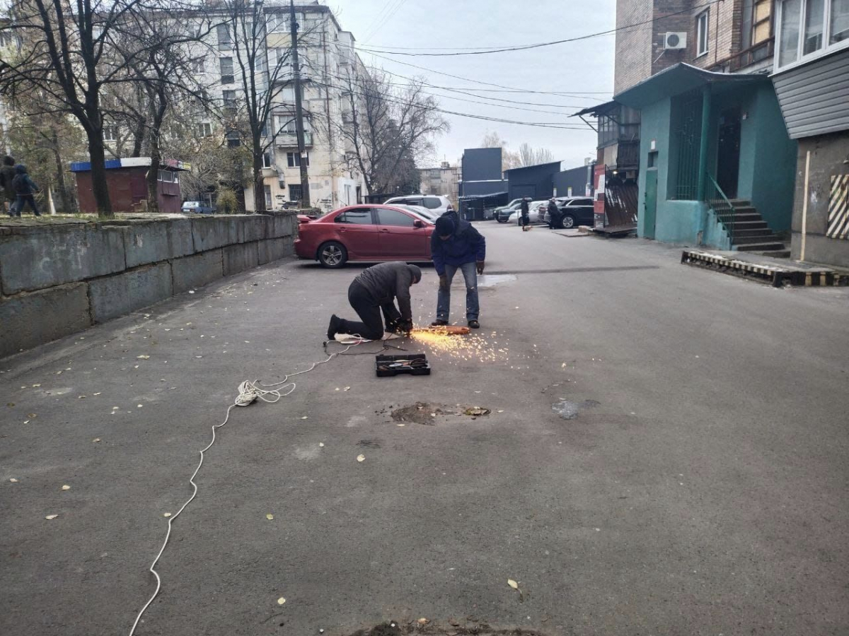 Незаконно урвали собі шматок землі – у Запоріжжі прибрали обмежувачі паркування