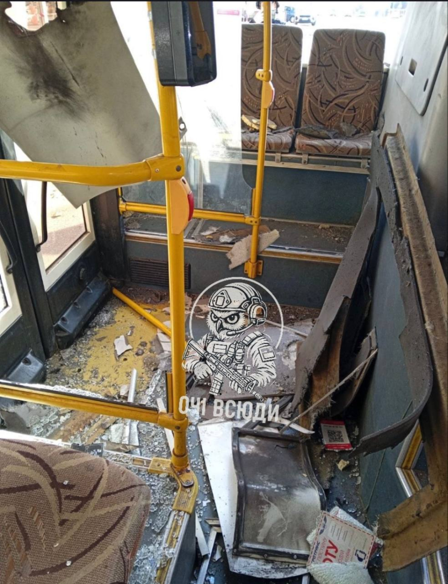 Росіяни двічі атакували Запоріжжя: дрон влучив в автобус, ракета спричинила пожежу (фото, відео)