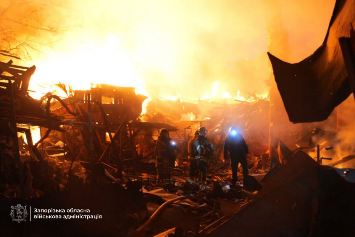 Били з РСЗВ та авіацією - росіяни обстріляли Запоріжжя та Запорізьки район, є загиблий та поранені (фото, відео)