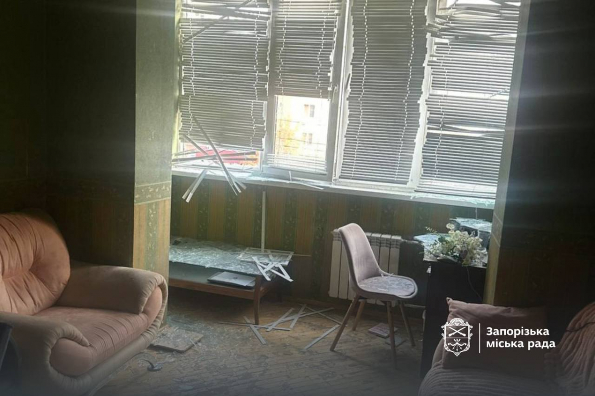 Дрон вдарив по багатоповерхівці – у Запоріжжі подружжя постраждало від російської атаки (фото, відео)