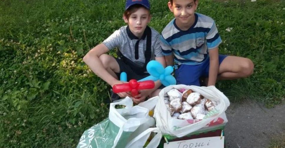 Запорізькі підлітки продають фігурки з повітряних кульок, а виручені кошти віддають на допомогу ЗСУ