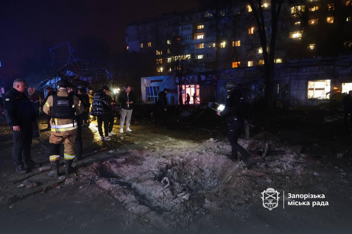 Вночі ворог ударив авіабомбою по запорізькому ринку, п'ятеро людей загинули - що ще відомо про наслідки атаки (фото, відео)