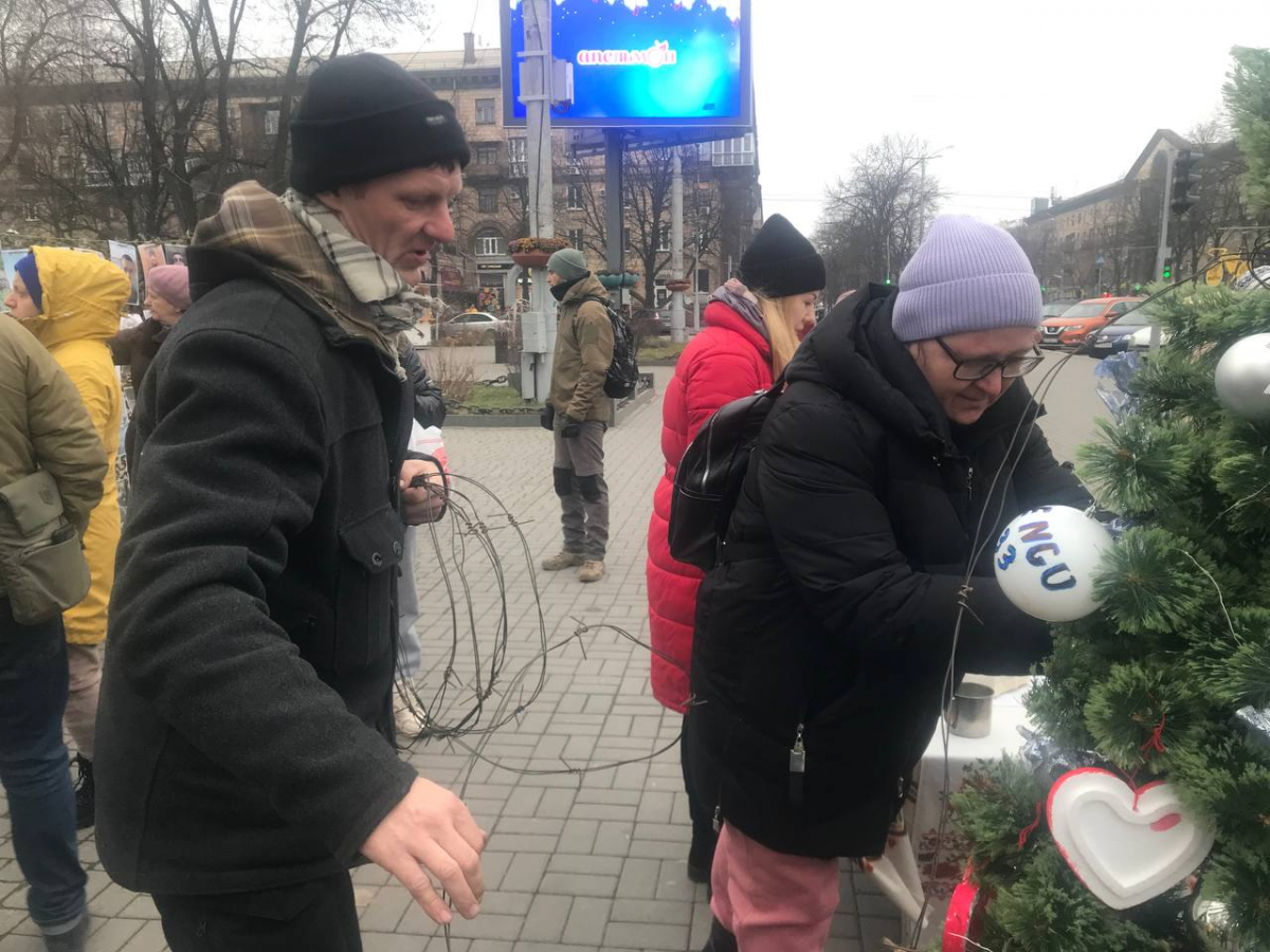 Стіл з пустими стільцями — у центрі Запоріжжя родини військовополонених нагадали про свій біль