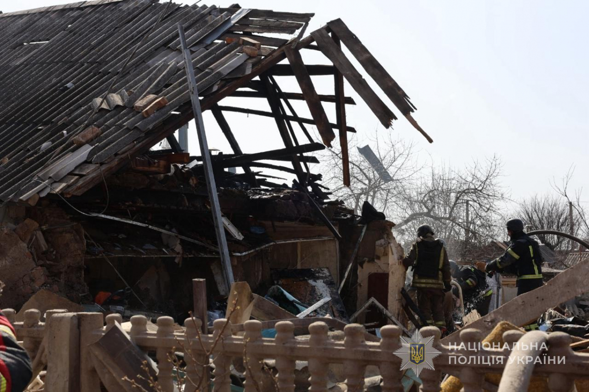 Російські дрони вдарили по приватному сектору Запоріжжя: загинула жінка, з-під завалів витягли підлітка (фото, відео)