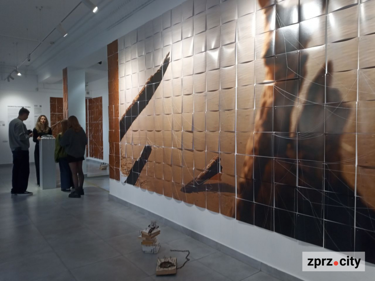 У Запоріжжі відкрили виставку з незвичайним просторовим рішенням: присвячена пам'яті та відповідальності (фото)