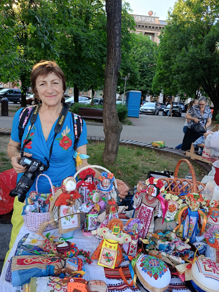 Запорізькі берегині влаштували патріотичну виставку у центрі міста - фото