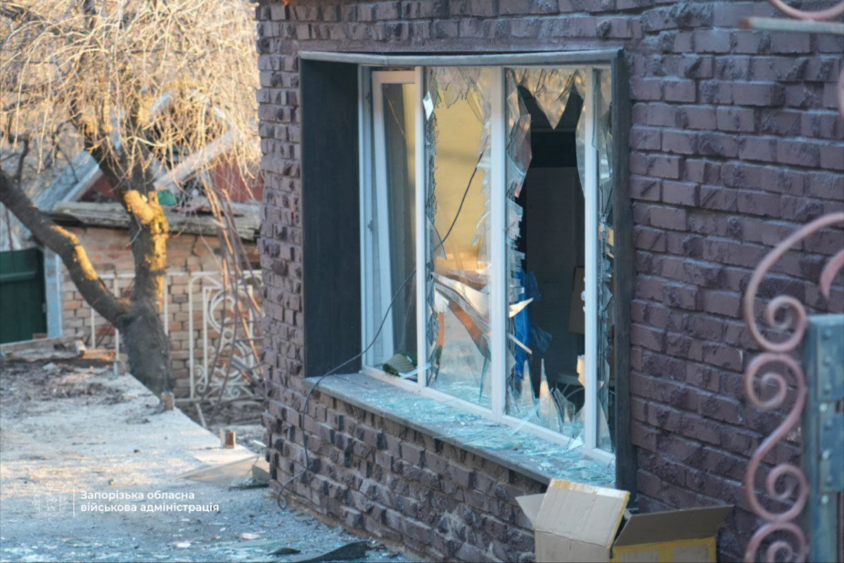 Ворог вдарив КАБами по Запоріжжю і Розумівці: поранені люди, розтрощені домівки та згорілі авто (фото, відео)