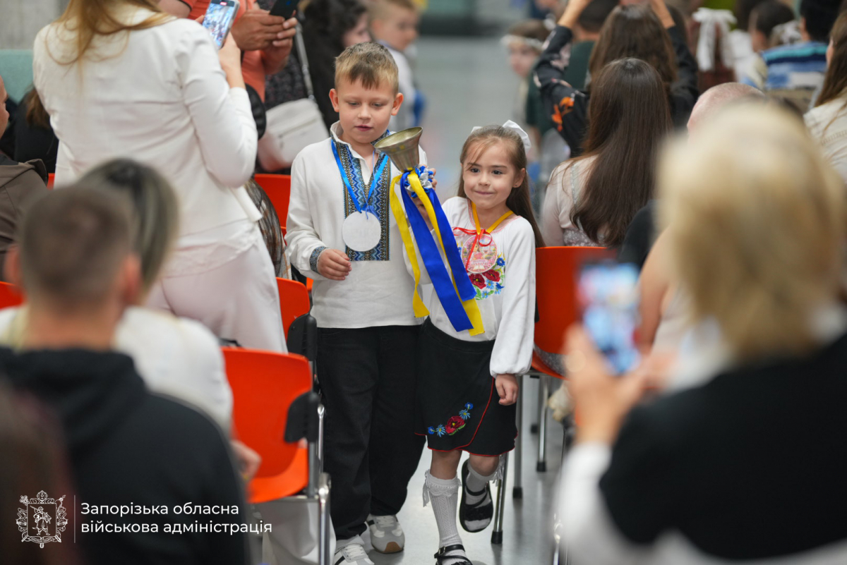 У школі № 88 Запоріжжя діти відсвяткували завершення першого навчального року у підземному укритті