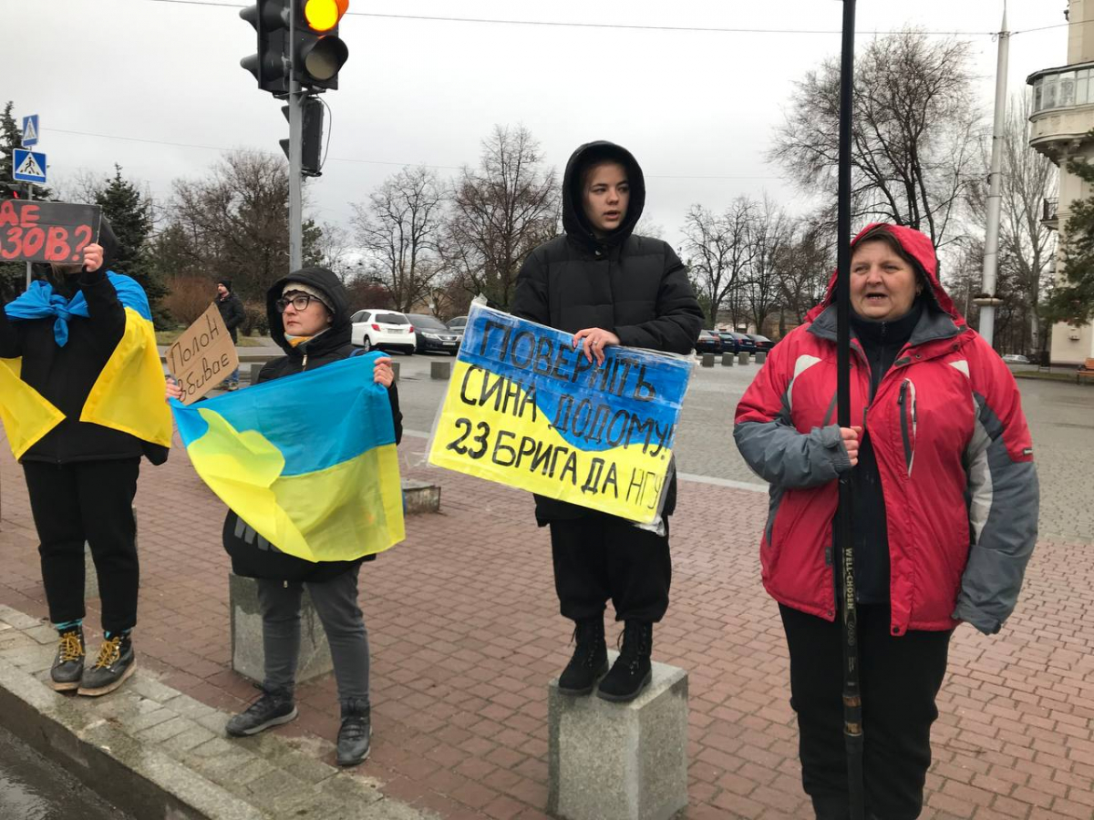 “Нас не зупинять ні сніг, ні дощ” - у Запоріжжі рідні військовополонених вимагали повернути героїв додому