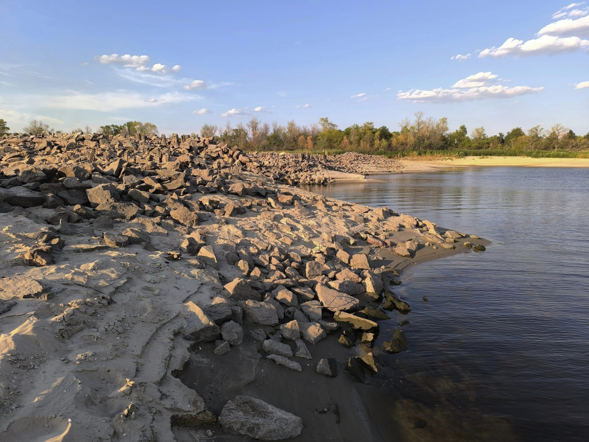 У Запоріжжі впав рівень води у Дніпрі - добре видно залишки дерев'яних мостів 1944 року (фото)