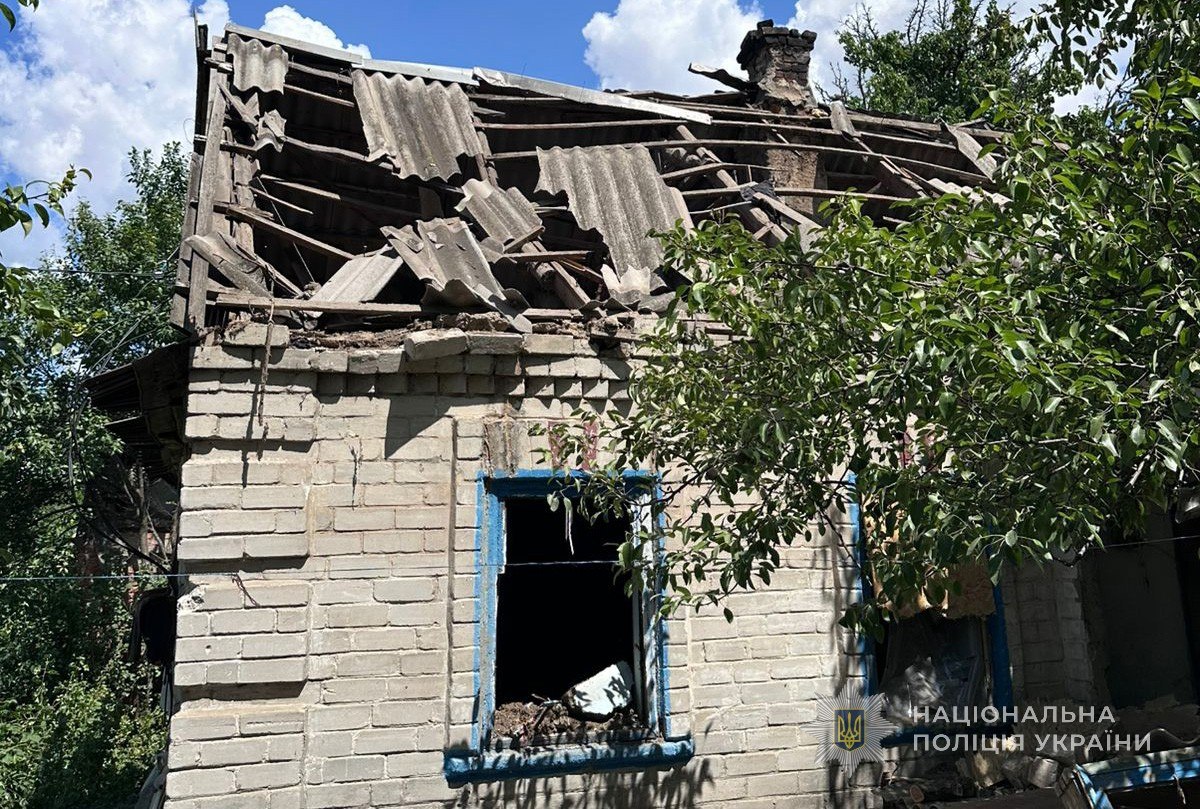  Ворожі удари спричинили масштабні пожежі у Запоріжжі: горіли АЗС, будинки та гаражі, постраждали патрульні (фото)