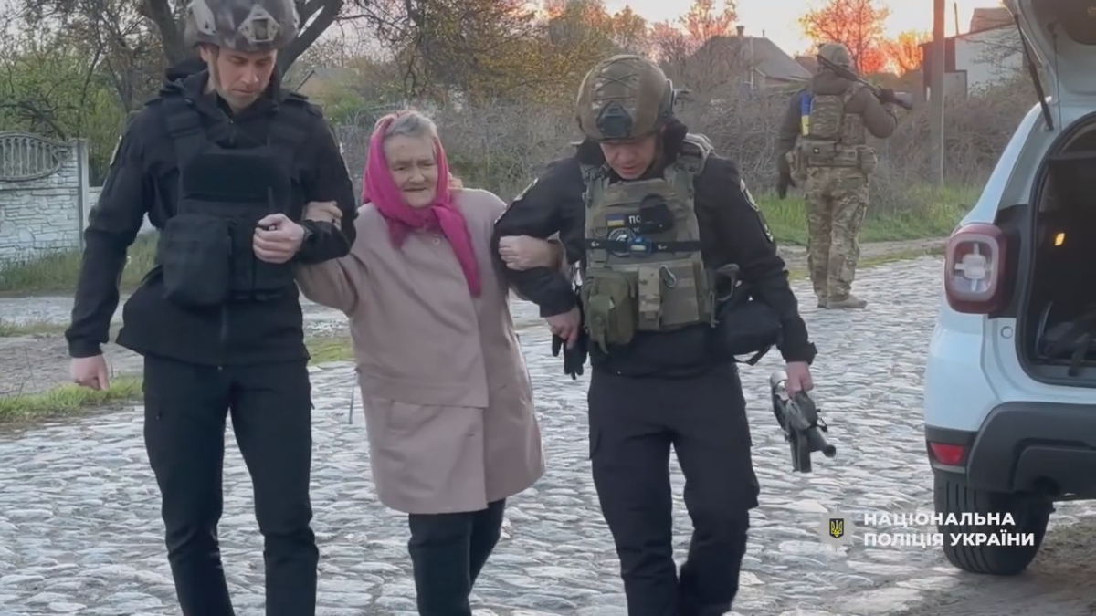 На Запоріжжі правоохоронці разом із волонтерами на світанку евакуювали сімох людей із небезпечних сіл, де постійно тривають обстріли