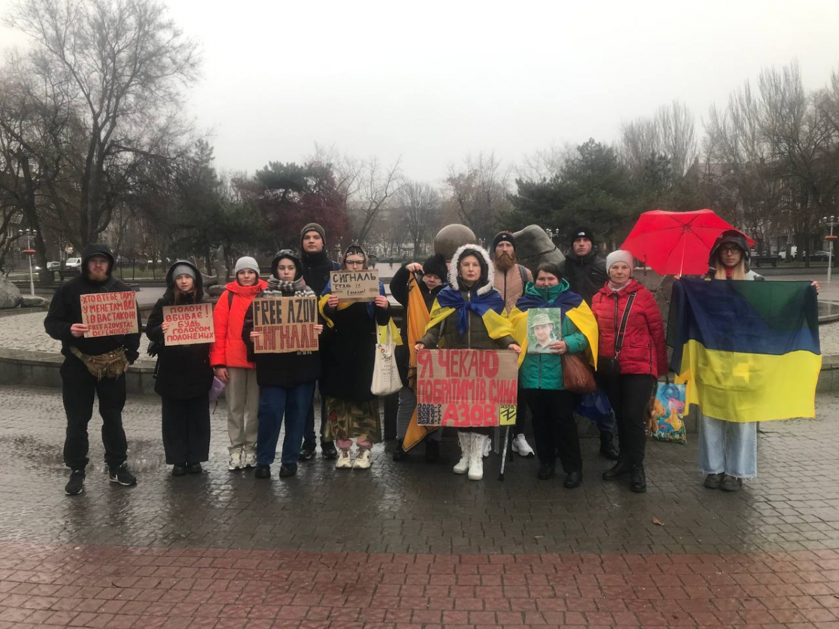 "Ми не маємо права мовчати" - у Запоріжжі відбулася акція на підтримку військовополонених (фото)