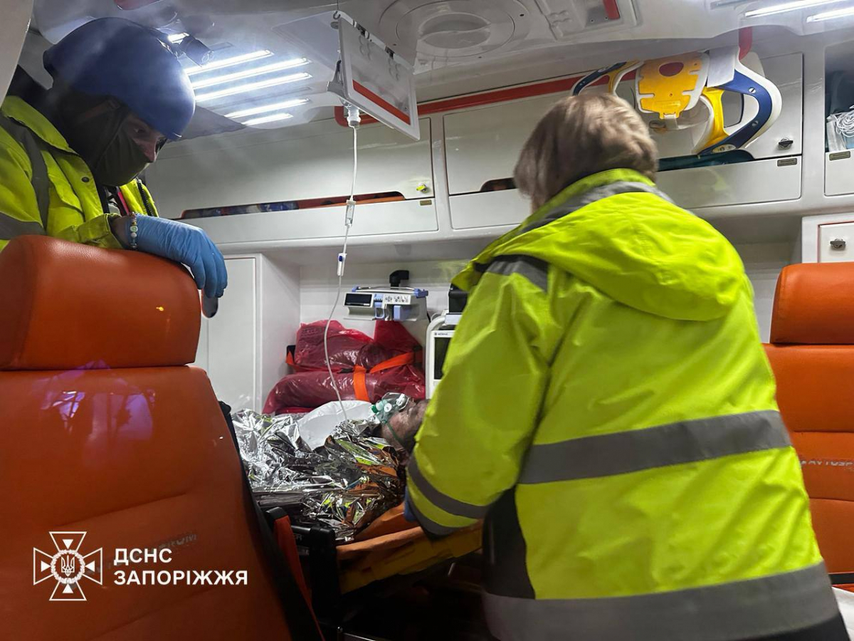 Дрон влучив у багатоповерхівку — росіяни атакували житловий будинок у Запоріжжі (фото, відео)