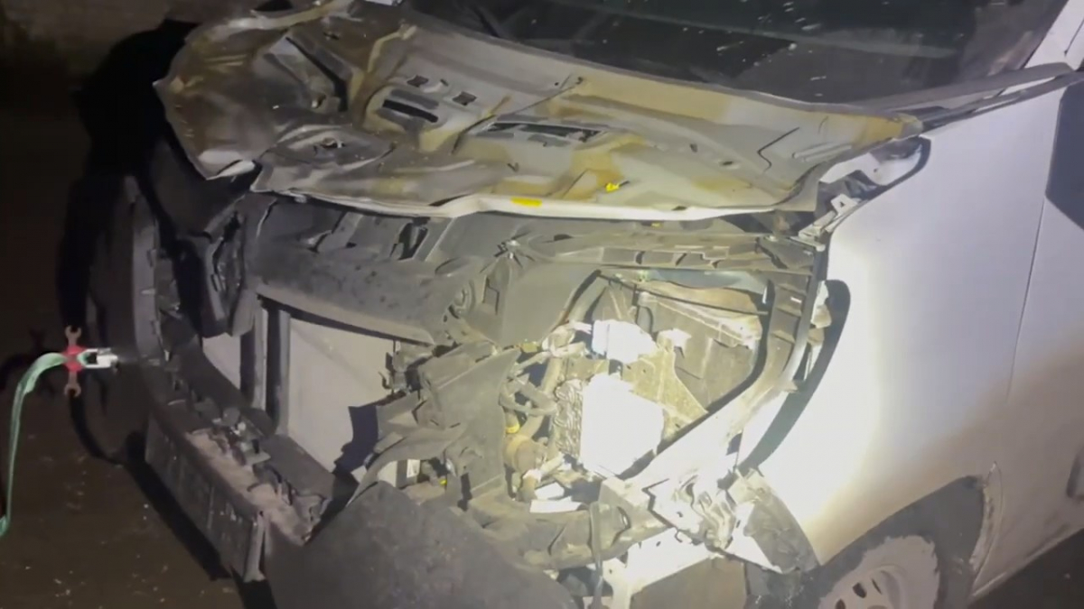 Витягали підбите авто у темряві — на Запоріжжі поліцейські провели ризиковану операцію під носом у ворога (відео)