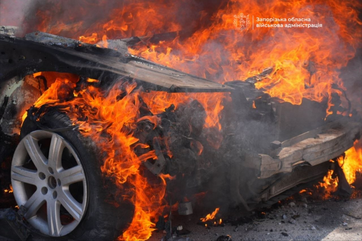 Людина згоріла у авто: армія рф вдарила керованими бомбами по Запоріжжю - що відомо (фото, відео)