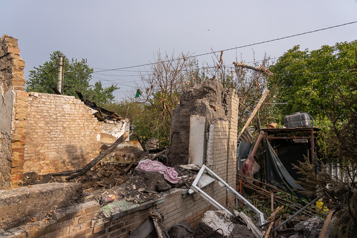 "Схопила дітей і ми побігли по склу": свідки розповіли про жахи нічної ворожої атаки на Запоріжжя - відео, фото