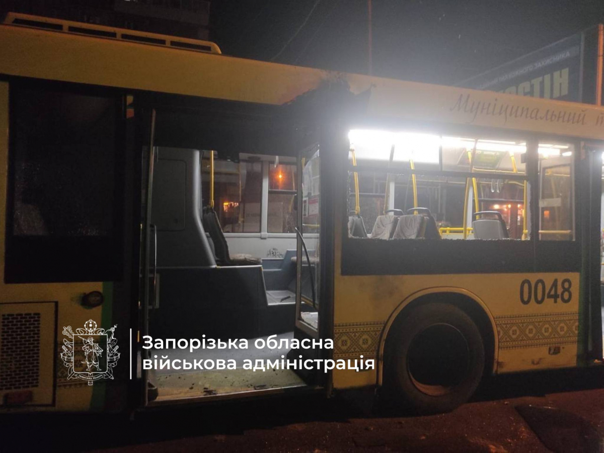 Обстріл автобуса, складу та рятувальників: на Запоріжжі внаслідок атак загинула людина, є поранені (фото)