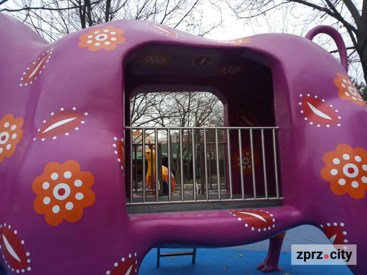 В одному із запорізьких скверів відкриють майданчик з фігурами фантастичних звірів - фоторепортаж