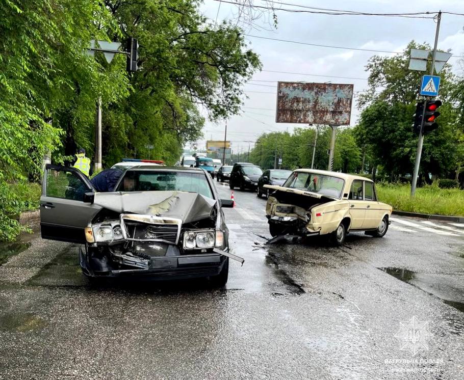 У центрі Запоріжжя зіткнулися автівки: водію стало зле за кермом
