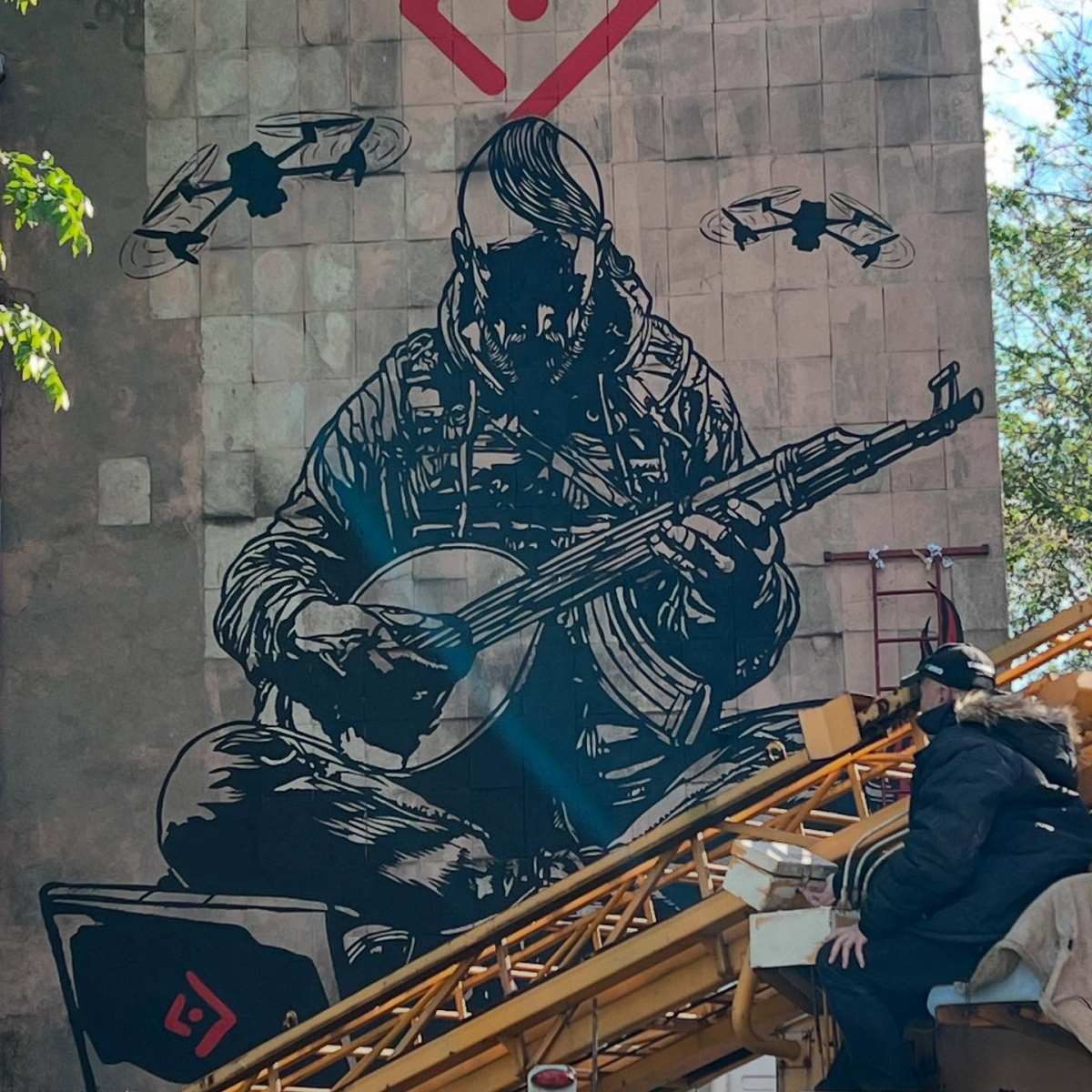 Символи спротиву - у Запоріжжі з'явились нові мурали (фото)