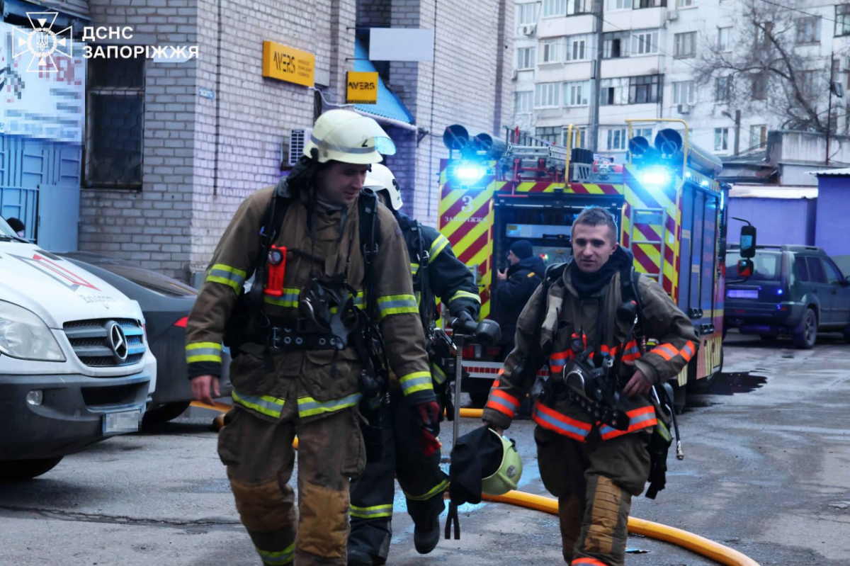 У Запоріжжі сталась пожежа на одному зі складів - подробиці (відео, фото)