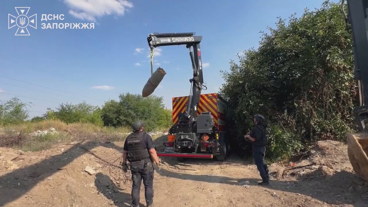 Авіабомба пішла під землю на 10 метрів - у Запоріжжі рятувальники три дні проводили розмінування (фото, відео)