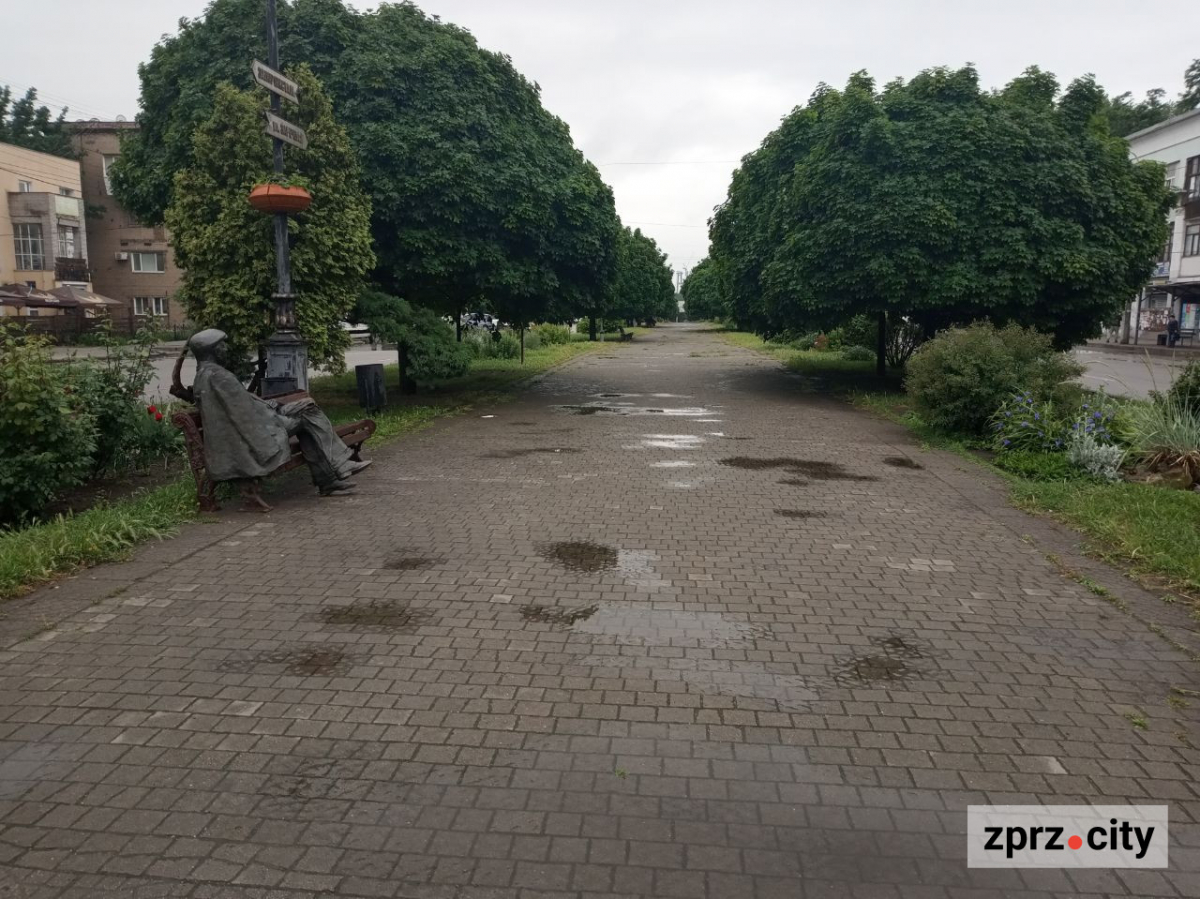 Краса і вандалізм на проспекті Металургів - у Запоріжжі спотворили скульптуру героя популярного фільму (фото)