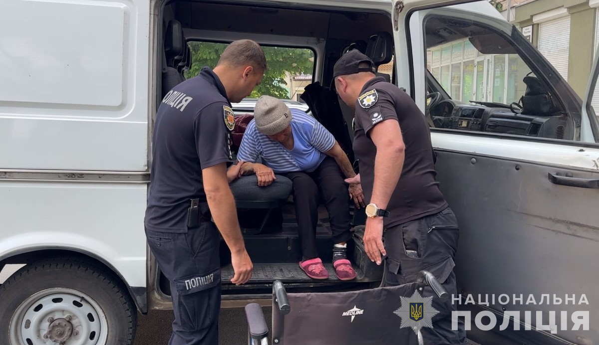 Щодня під обстрілами - поліцейські евакуювали з Гуляйполя стареньку жінку з інвалідністю (відео)