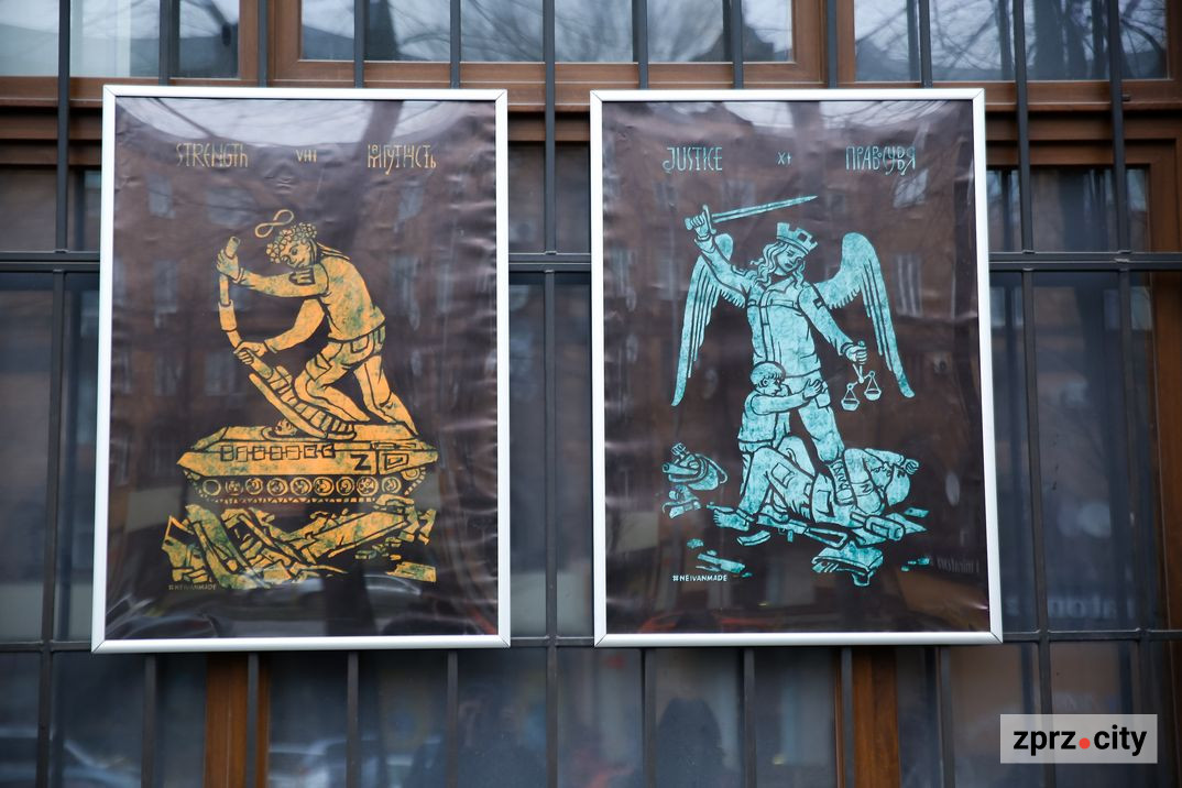 На вулицях Запоріжжя з’явились величезні карти Таро із зображенням воєнних мемів і реальних подій - фото