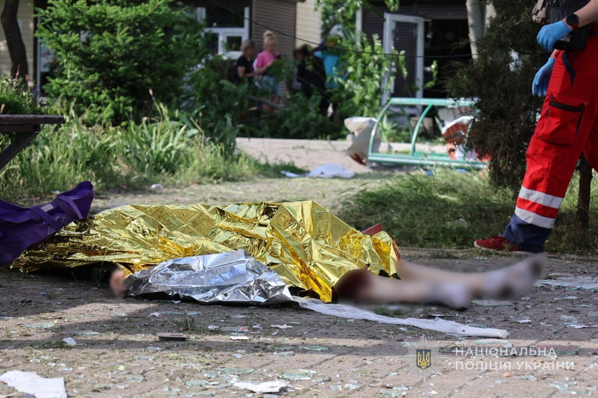 Кількість поранених збільшилась: що відбувається на місці ворожого удару по зупинці у Запоріжжі - фото
