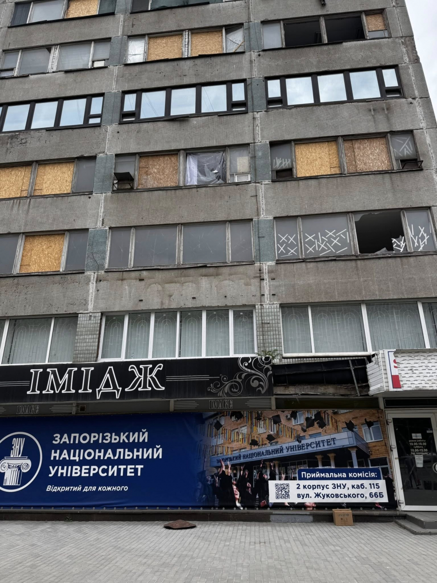 Побито вхід та частину фасаду — у Запоріжжі внаслідок обстрілу пошкоджено корпус університету (фото, відео)
