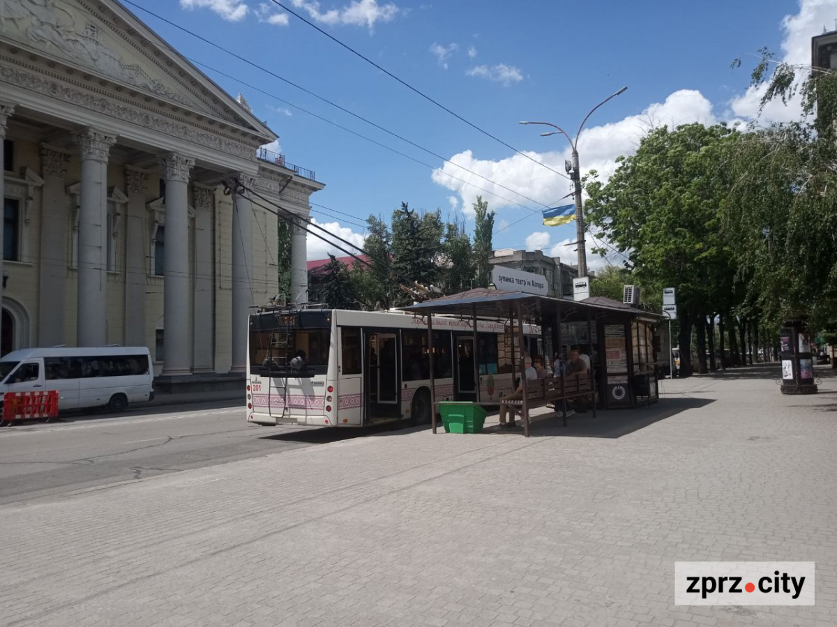 Як виглядає наприкінці весни сквер в історичній частині Запоріжжя - фото